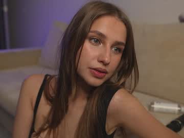 Foto porno playwithmil se dezbraca la web pe Chaturbate pe KUR.ro