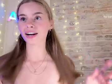 Foto porno roxxxie_reid ne arata tot la camera pe KUR.ro