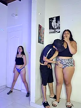 Foto porno royalgirls_x descoperita pe video chat pe KUR.ro