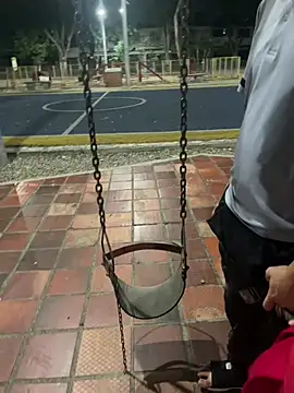 Foto porno royalgirls_x descoperita pe video chat pe KUR.ro