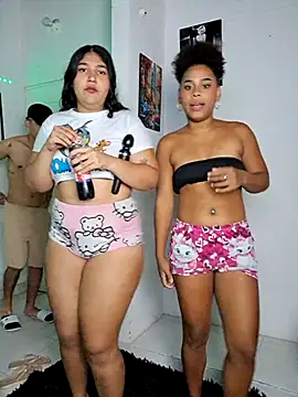 Foto porno royalgirls_x descoperita pe video chat pe KUR.ro