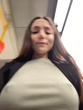 Foto porno shuggybaby se dezbraca la web pe StripChat pe KUR.ro
