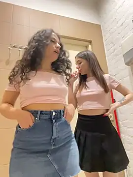 Foto porno shuggybaby se dezbraca la web pe StripChat pe KUR.ro