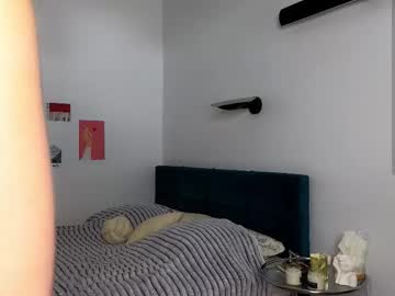 Foto porno smoothnesss ne arata tot la camera pe KUR.ro