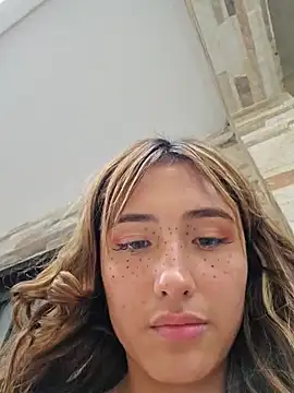 Foto porno sorpresa_x se dezbraca la web pe StripChat pe KUR.ro