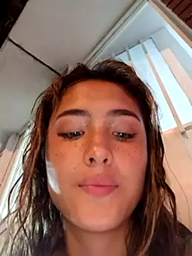 Foto porno sorpresa_x se dezbraca la web pe StripChat pe KUR.ro