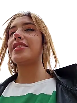 Foto porno sorpresa_x se dezbraca la web pe StripChat pe KUR.ro