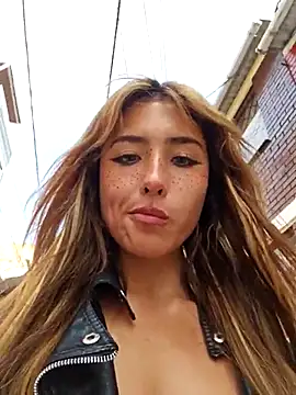 Foto porno sorpresa_x se dezbraca la web pe StripChat pe KUR.ro