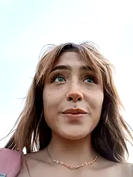 Foto porno sorpresa_x se dezbraca la web pe StripChat pe KUR.ro