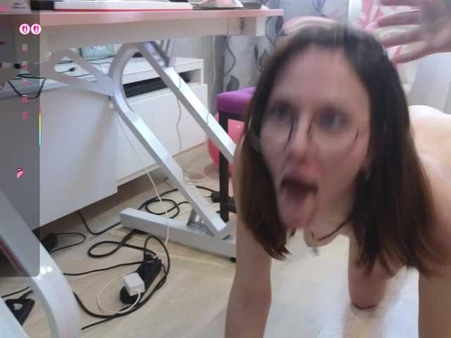 Foto porno sosgirl1994 ne arata tot la camera pe KUR.ro