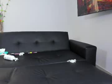 Foto porno splendid_dolls descoperita pe video chat pe KUR.ro