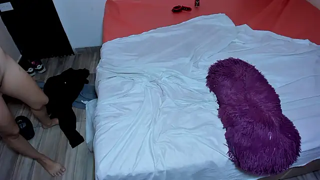 Foto porno submissive_extremee descoperita pe video chat pe KUR.ro