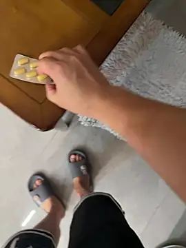 Foto porno tanbao007 ne arata tot la camera pe KUR.ro