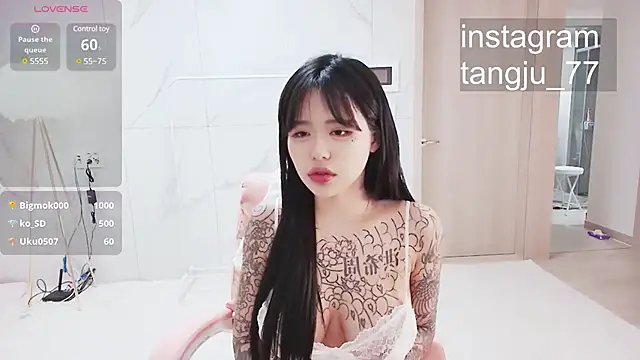 Foto porno tangju7 se dezbraca la web pe StripChat pe KUR.ro