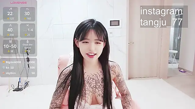 Foto porno tangju7 se dezbraca la web pe StripChat pe KUR.ro
