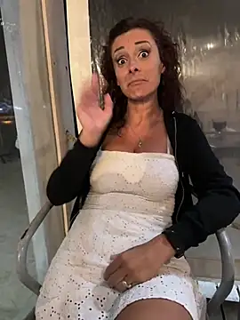 Foto porno therealbeverlycious se dezbraca la web pe StripChat pe KUR.ro