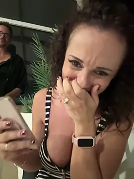 Foto porno therealbeverlycious descoperita pe video chat pe KUR.ro