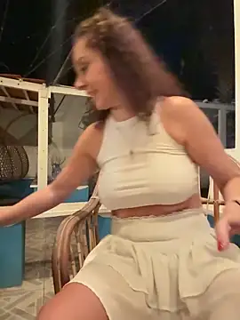 Foto porno therealbeverlycious descoperita pe video chat pe KUR.ro