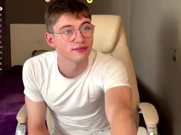 Foto porno tonrapt ne arata tot la camera pe KUR.ro