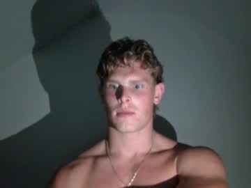 Foto porno urfavcowboy69 ne arata tot la camera pe KUR.ro
