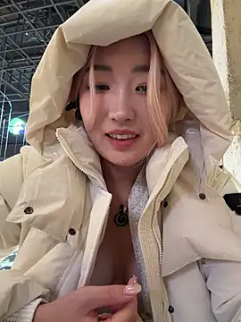 Foto porno winter11 se dezbraca la web pe StripChat pe KUR.ro