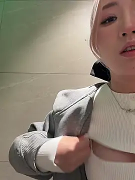 Foto porno winter11 se dezbraca la web pe StripChat pe KUR.ro