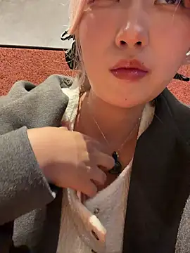 Foto porno winter11 se dezbraca la web pe StripChat pe KUR.ro