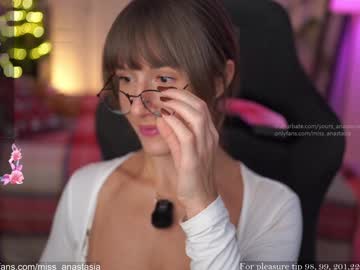 Foto porno yours_anastasia descoperita pe video chat pe KUR.ro