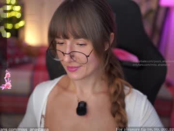 Foto porno yours_anastasia descoperita pe video chat pe KUR.ro